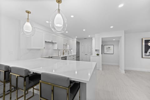 Kitchen & Breakfast Bar