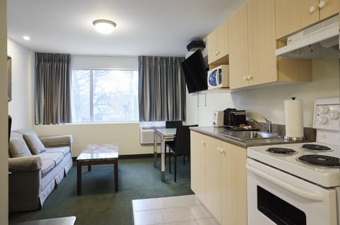 Mini Suite, 1 Queen Bed | Premium bedding, pillowtop beds, desk, laptop workspace