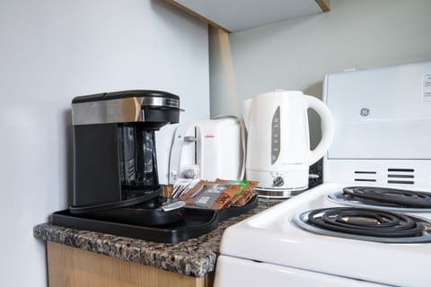 Full-size fridge, microwave, oven, stovetop