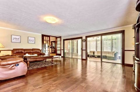 Beautiful and quite 4 bedroom/10 guests ranch home