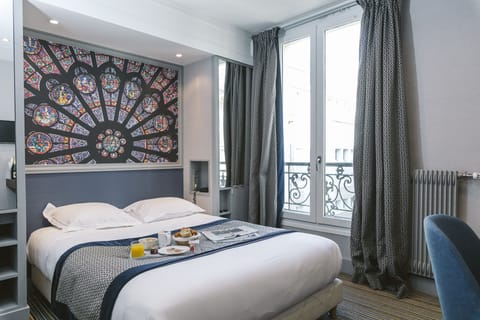 Standard Double Room | Minibar, in-room safe, desk, iron/ironing board