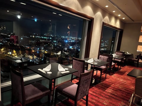 3 restaurants; breakfast, lunch, and dinner served