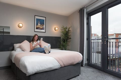 Comfort Triple Room | Memory foam beds, desk, laptop workspace, iron/ironing board