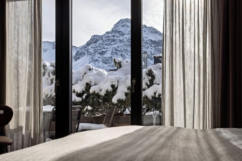 Premium bedding, down comforters, in-room safe, blackout drapes