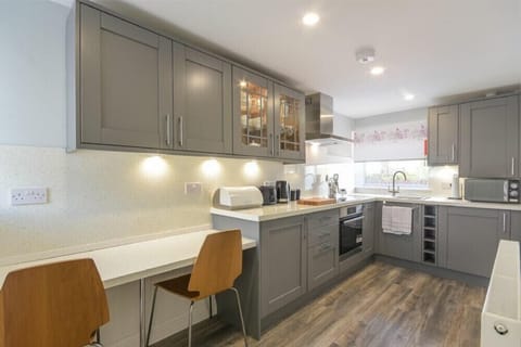 Fridge, cookware/dishes/utensils