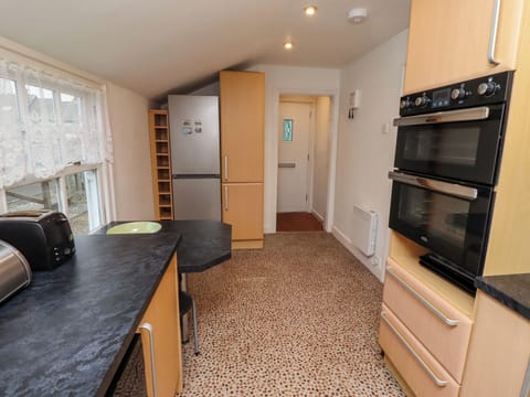 Cottage | Private kitchen | Fridge, dishwasher, cookware/dishes/utensils