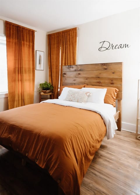 Gorgeous Queen size bed  with very  comfortable linen