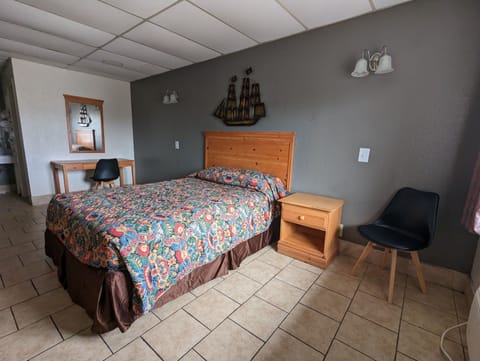 Deluxe Single Room, 1 Queen Bed, Non Smoking | Free WiFi, bed sheets