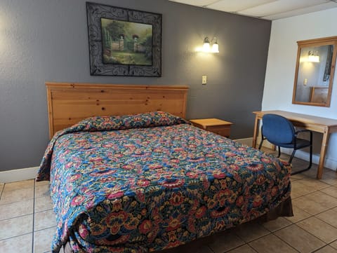 Deluxe Single Room, 1 King Bed, Smoking | Free WiFi, bed sheets