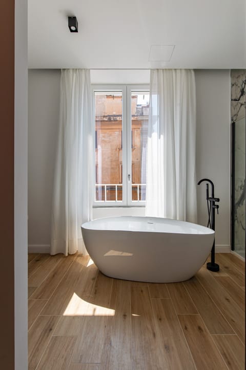 Junior Double or Twin Room | Bathroom | Separate tub and shower, rainfall showerhead, free toiletries