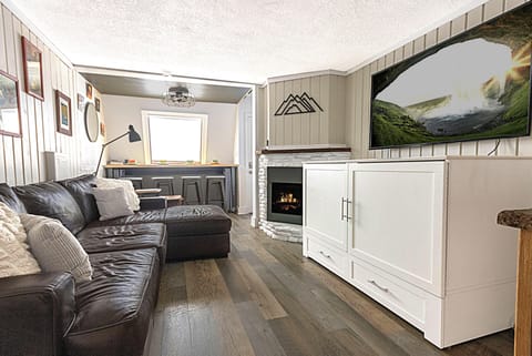 Welcome to Shamrock 21A, lovingly known as the "Mountain Tap" — your perfect 1-bedroom retreat for a relaxing Snowshoe escape!