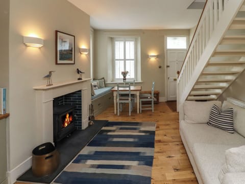 Cottage | Living area | Fireplace, DVD player