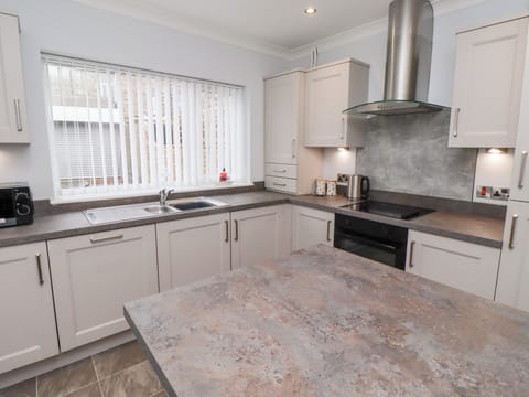 Cottage | Private kitchen | Fridge, dishwasher, cookware/dishes/utensils