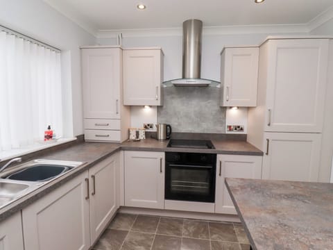 Cottage | Private kitchen | Fridge, dishwasher, cookware/dishes/utensils