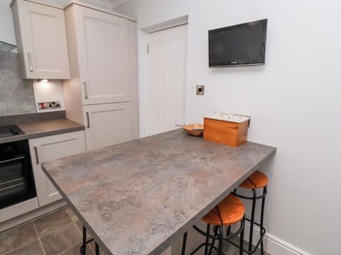 Cottage | Private kitchen | Fridge, dishwasher, cookware/dishes/utensils