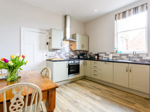 Cottage | Private kitchen | Fridge, dishwasher, cookware/dishes/utensils