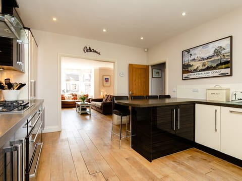 Cottage | Private kitchen | Fridge, dishwasher, cookware/dishes/utensils