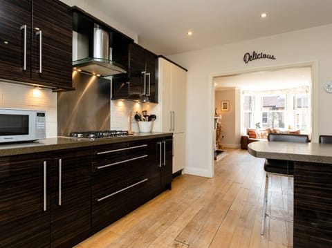 Cottage | Private kitchen | Fridge, dishwasher, cookware/dishes/utensils