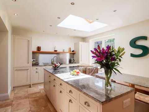 Cottage | Private kitchen | Fridge, dishwasher, cookware/dishes/utensils