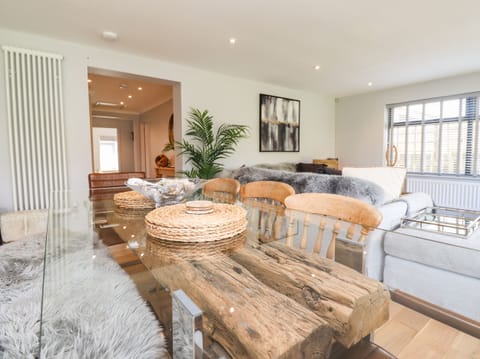 Cottage | Private kitchen | Dishwasher, cookware/dishes/utensils