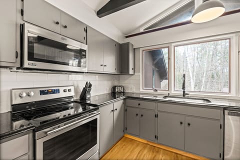 Full kitchen - fully equipped with essential amenities.