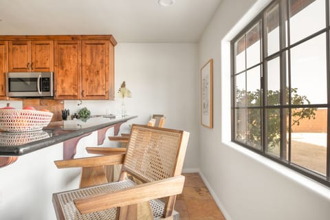 Breakfast bar in the kitchen.