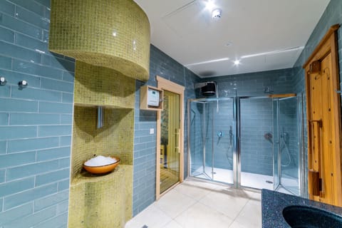 Couples treatment rooms, sauna, hot tub, steam room, Turkish bath