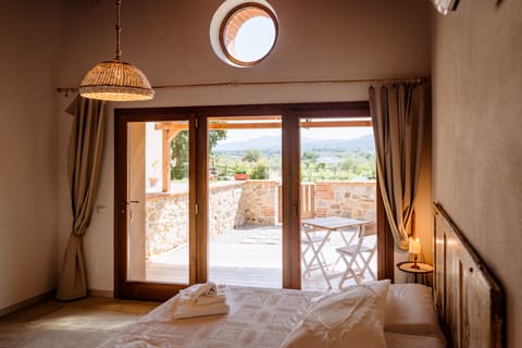 Comfort Room, 1 King Bed, Valley View, Ground Floor | Egyptian cotton sheets, premium bedding, individually decorated