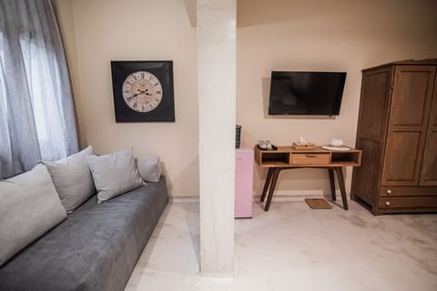 Deluxe Suite (No View) | In-room safe, free WiFi