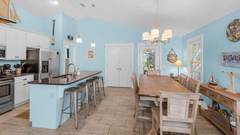 Sandy Teauxs Dining Table and Kitchen