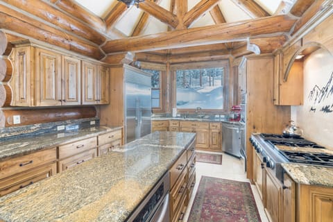 2.4-bearpaw-manor-kitchen3