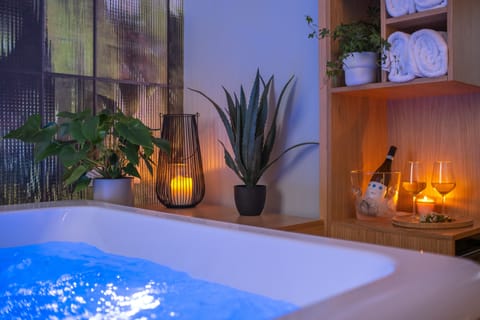 Couples treatment rooms, sauna, hot tub, body treatments
