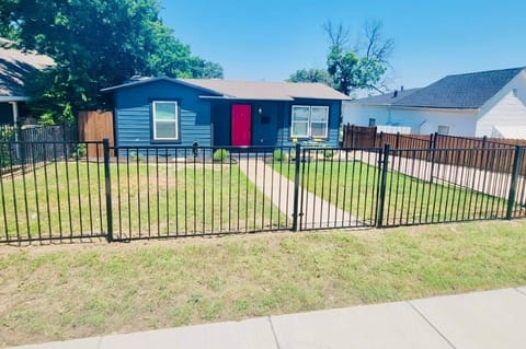 Welcome to Cowtown Honey Hive — your Stockyards retreat just steps from the action!