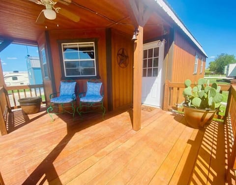 Enjoy a private tiny home with a porch, yard, and easy access to the BBQ Capital of Texas.