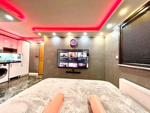 Egyptian cotton sheets, premium bedding, desk, free WiFi