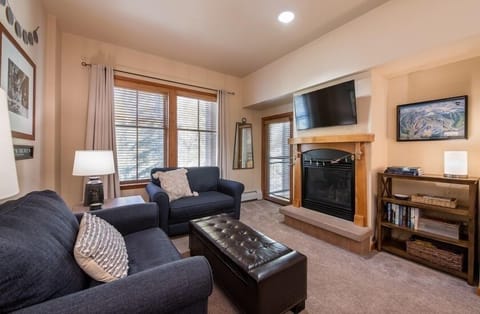 Living Room, Furniture, Indoors, Couch, Lamp