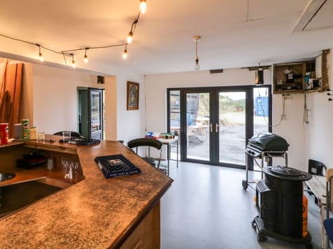 Dishwasher, electric kettle, toaster, cookware/dishes/utensils