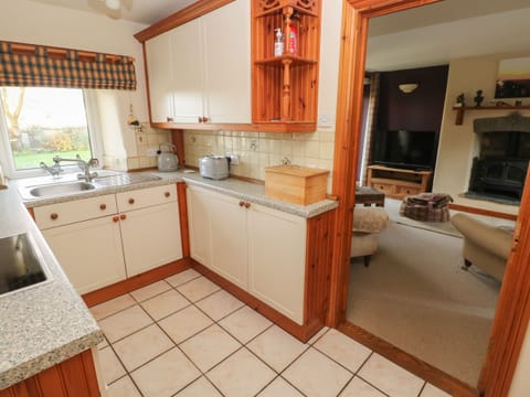 Fridge, cookware/dishes/utensils