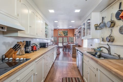 House, 5 Bedrooms | Private kitchen | Fridge, coffee/tea maker, toaster, cookware/dishes/utensils