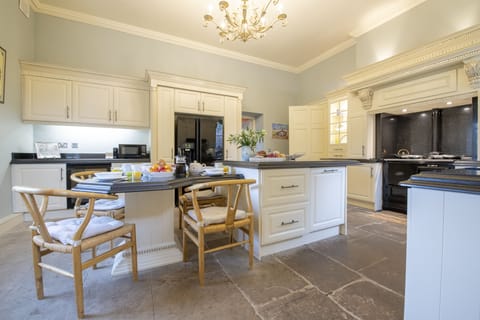 The spacious kitchen with breakfast table