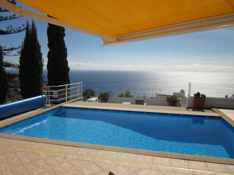 Pool with fantastic sea views !