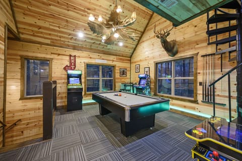 Game room w/ NEW arcades!!