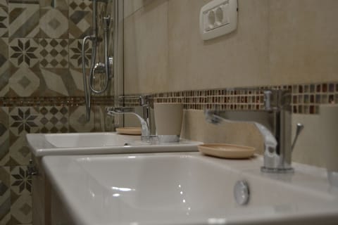 Deluxe Room | Bathroom | Shower, rainfall showerhead, free toiletries, hair dryer