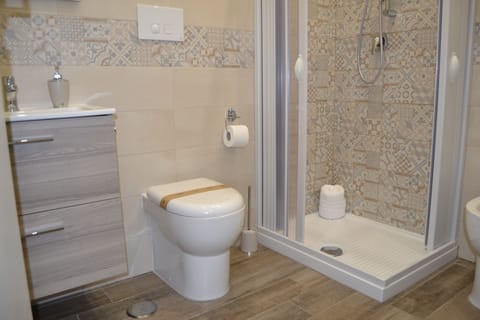 Standard Room | Bathroom | Shower, rainfall showerhead, free toiletries, hair dryer