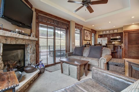Living Room, Indoors, Furniture, Couch, Screen