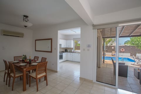 Villa, 3 Bedrooms, Private Pool, Garden View | Dining
