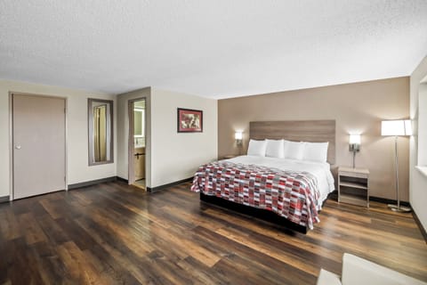 Suite, 1 King Bed, Non Smoking | Desk, blackout drapes, iron/ironing board, free cribs/infant beds