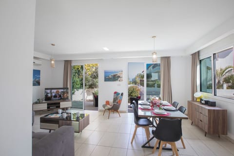 Villa, 3 Bedrooms, Private Pool, Garden View | Dining