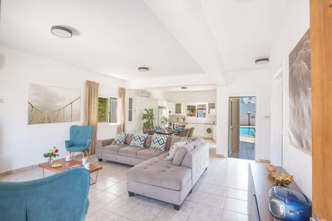 Villa, 4 Bedrooms, Private Pool, Garden View | Living area
