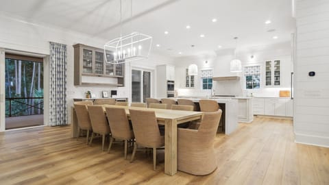 Lots of Seating for Dining